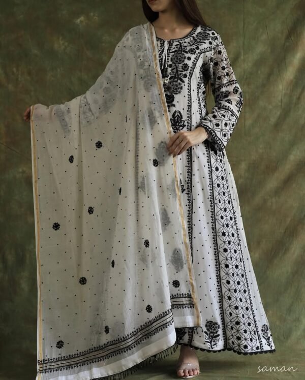 Monochrome Black & White Malmal Pearl Work Chikankari Anarkali With Dupatta - Image 3